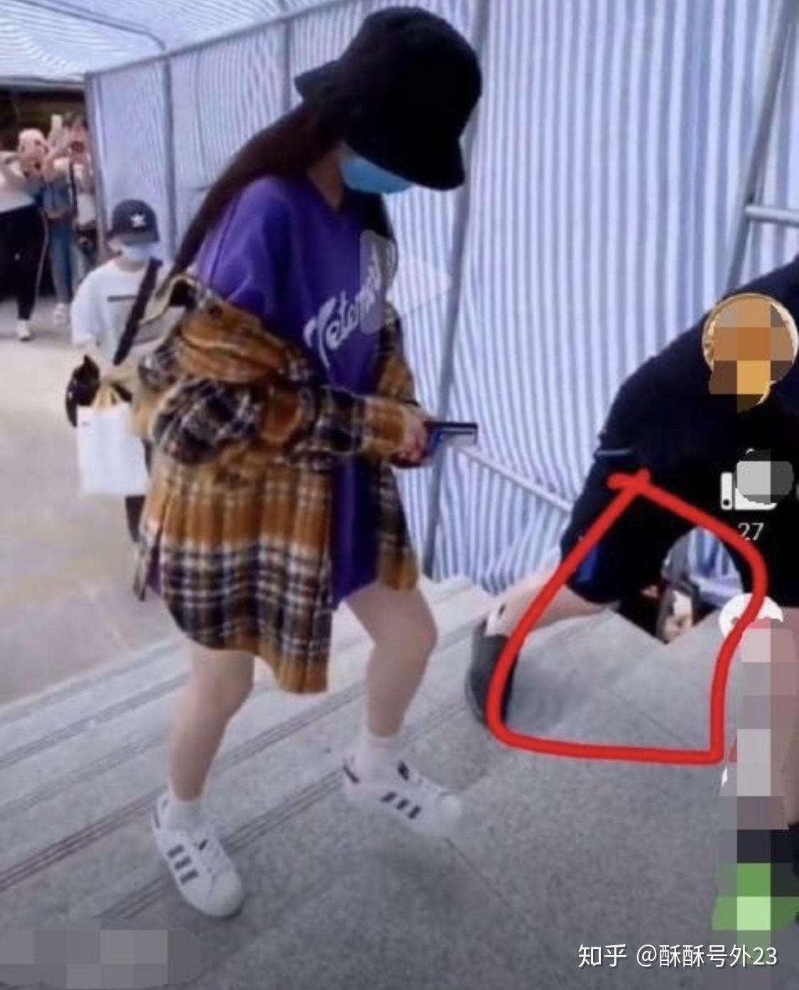 杨幂遭恶意代拍险些走光，粉丝：幸好穿的不是裙子- 知乎