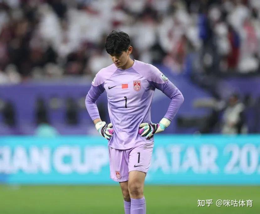 为什么颜骏凌形象不差,但门将技术这么差呢?