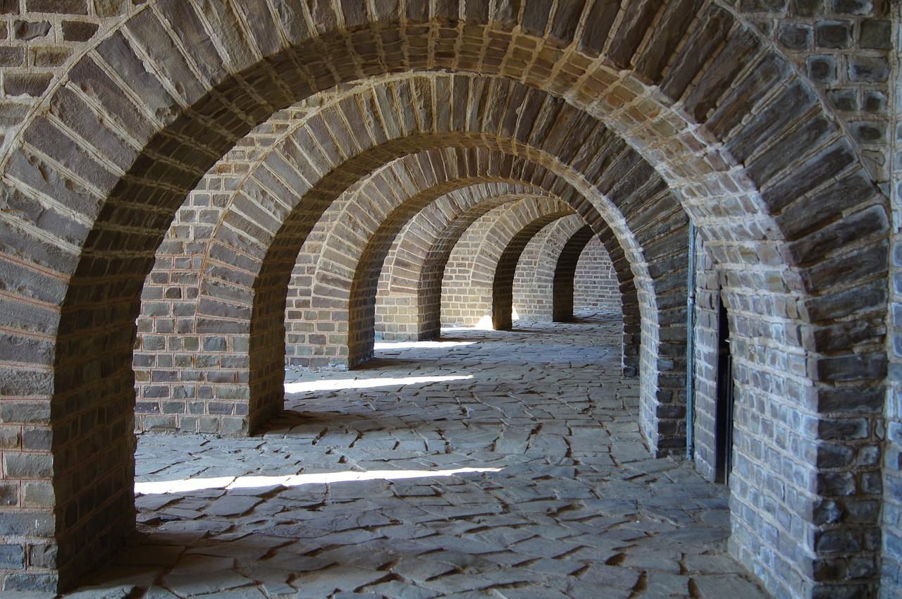 3. 拱门轮廓勾勒