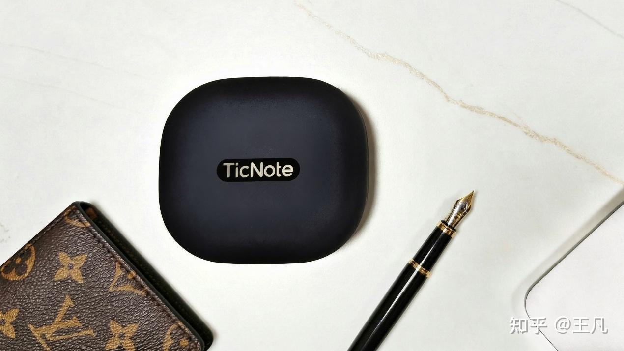 差旅中接客户电话,怎么做到不丢关键条款?金融人实测TicNote Pods 4G AI 录音耳机