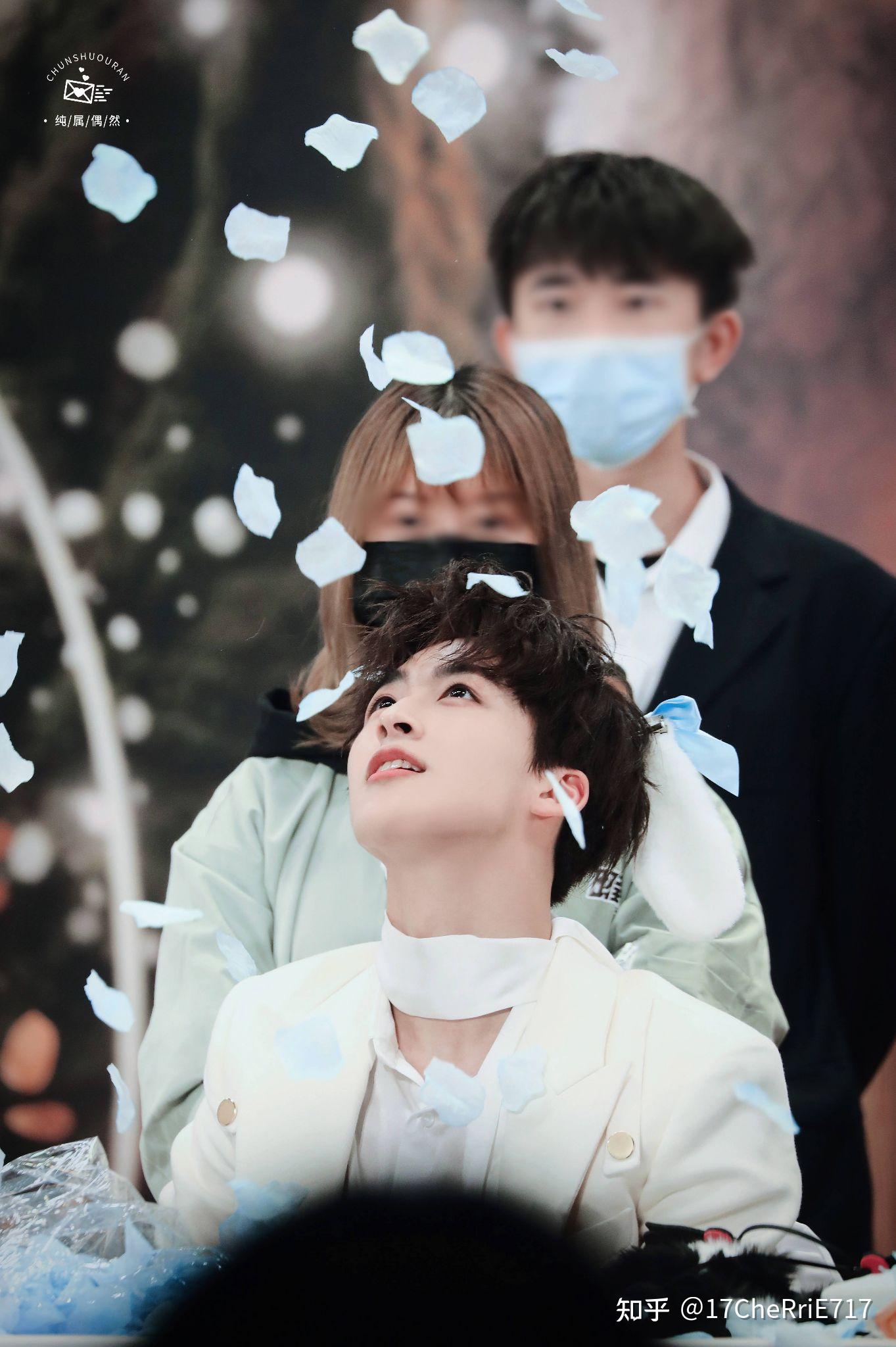 有没有什么r1se的神仙图片 可以做背景的那种?