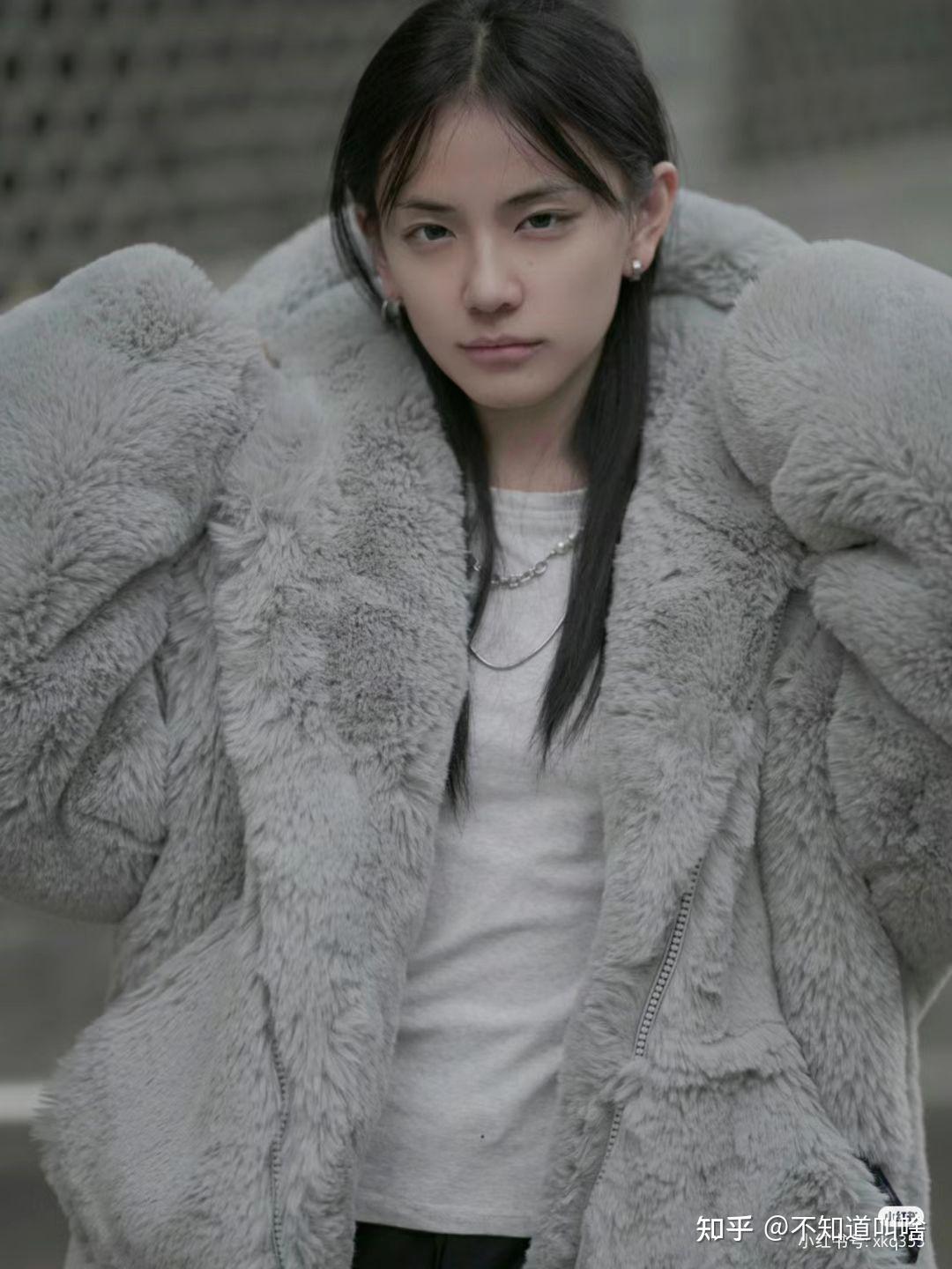 如何评价香港女星梁洛施的长相