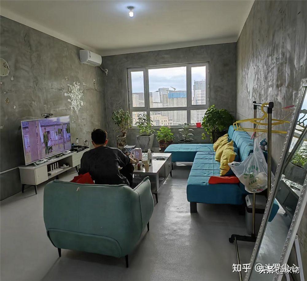 他买下117㎡毛坯房,因为没钱不装修直接住,网友:也是服了 - 知乎