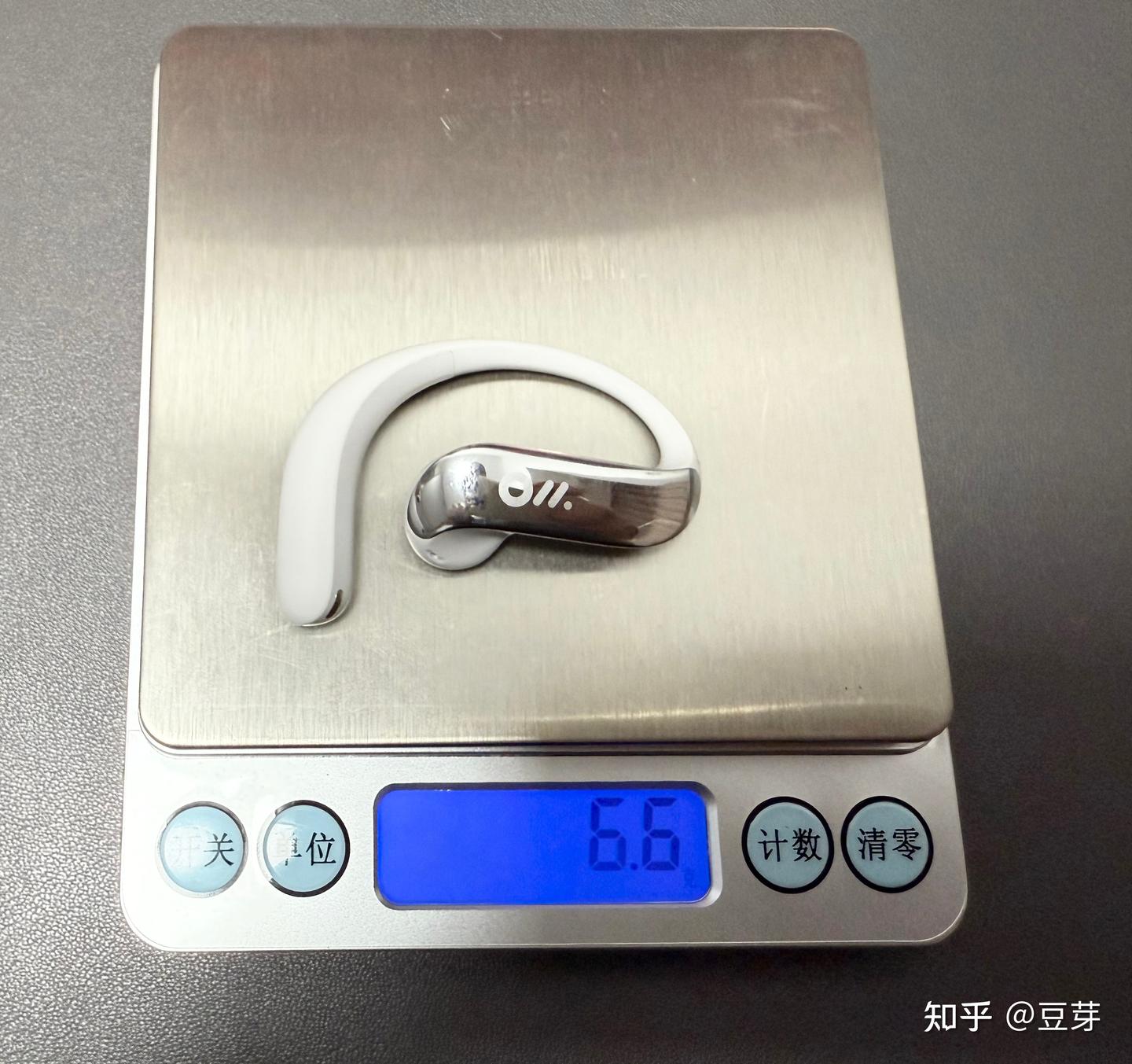 字节跳动豆包推出的首个AI耳机——Ola Friend智能体耳机，这款开放