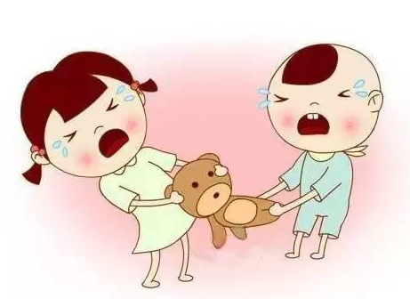 3岁孩子看到别人有和自己一的玩具就抢被制止就哭闹怎么办