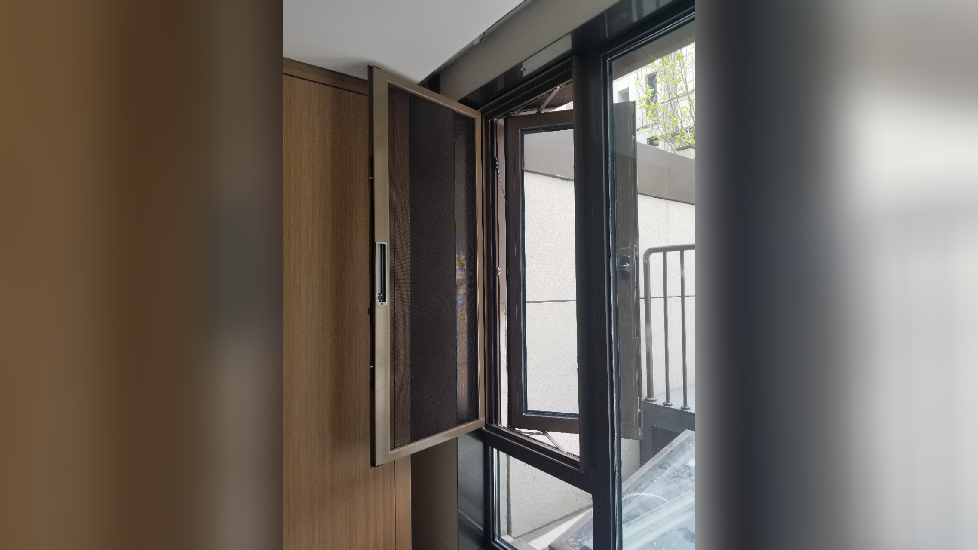 纱窗的这种卡扣是怎么安装的呀