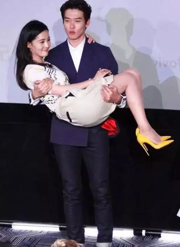 影视剧中演员在表演「公主抱」时看上去都很轻松,甚至男主可以抱着女