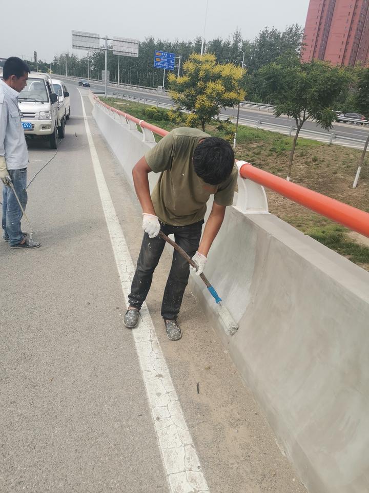 防撞护栏清水混凝土外观颜色不一致色差喷涂色差剂