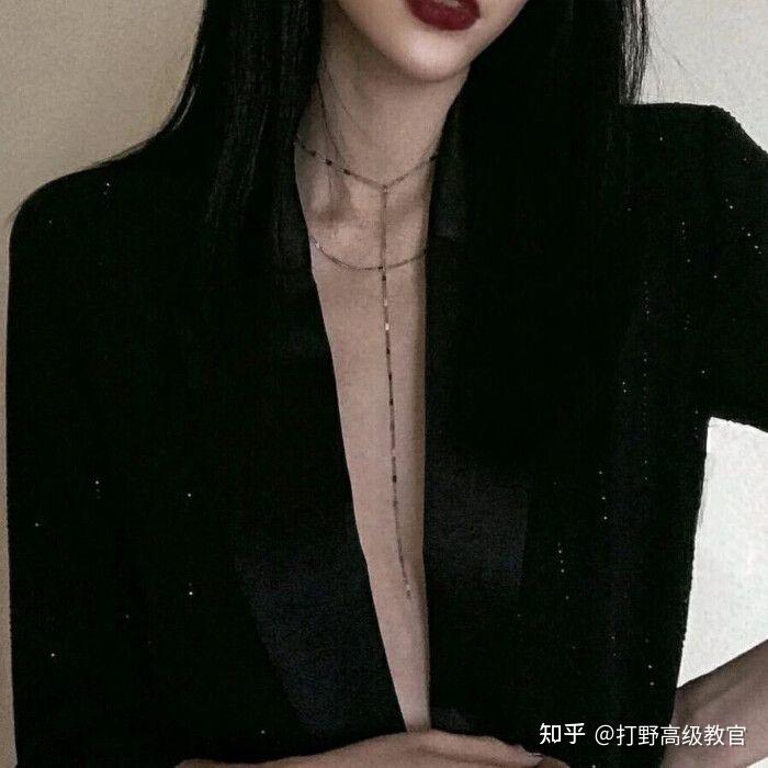 你有没有收集吊带锁骨半身女生头像图片啊类似这样的
