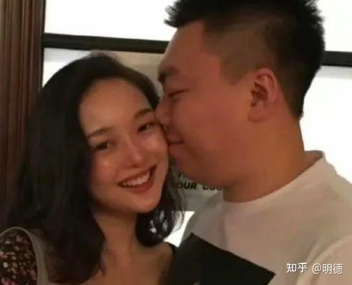 晚晚被全网嘲讽的“寒门跪妇”，嫁了一堆假币？ - 知乎
