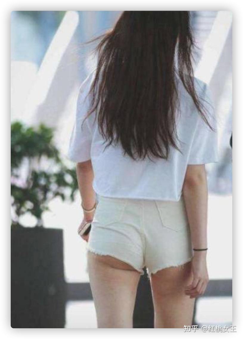 女朋友平时出门就喜欢穿露小半个屁股的短裤是什么心理