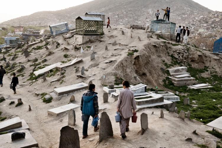 塔利班颁布新法令,要求阿富汗女性在公共场所身穿布卡罩袍,对此有哪些