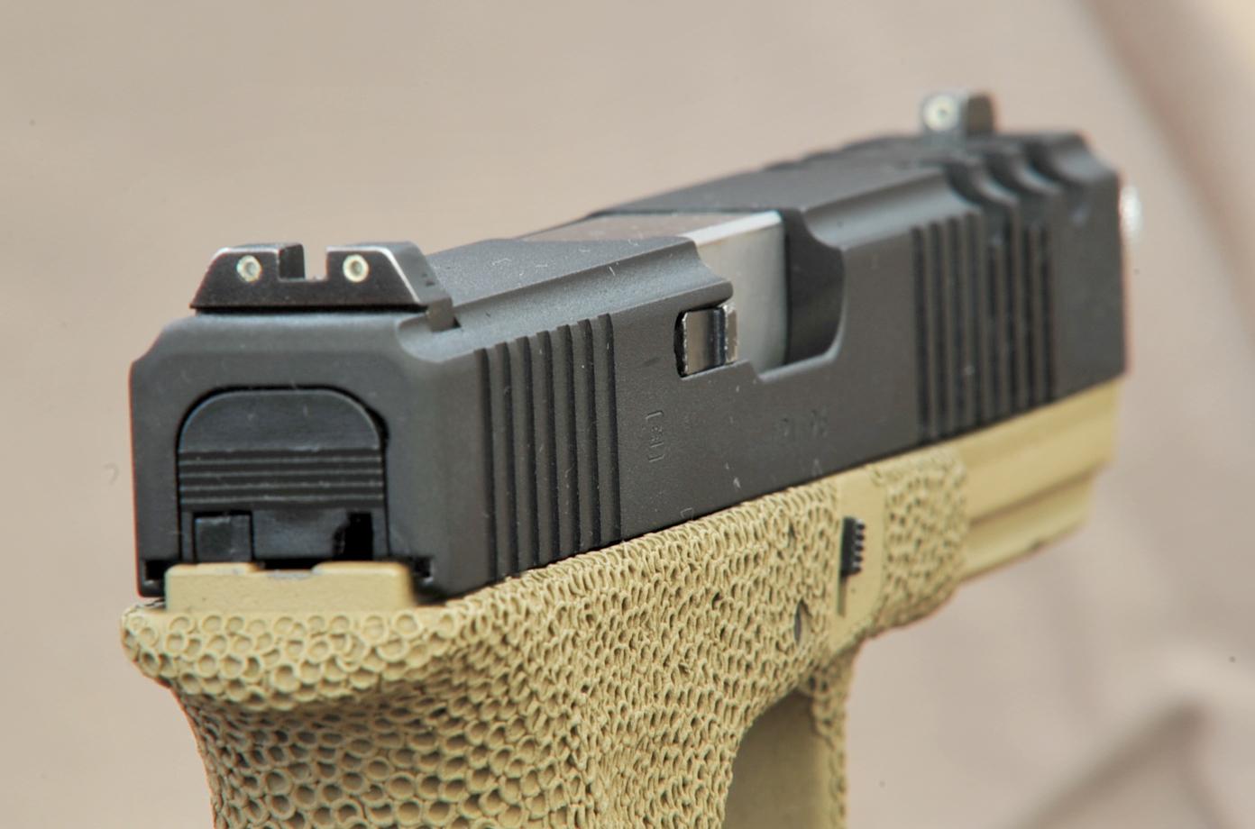 既然枪的瞄准器安装在枪口的上方 那为什么还可以瞄哪打哪? - 知乎