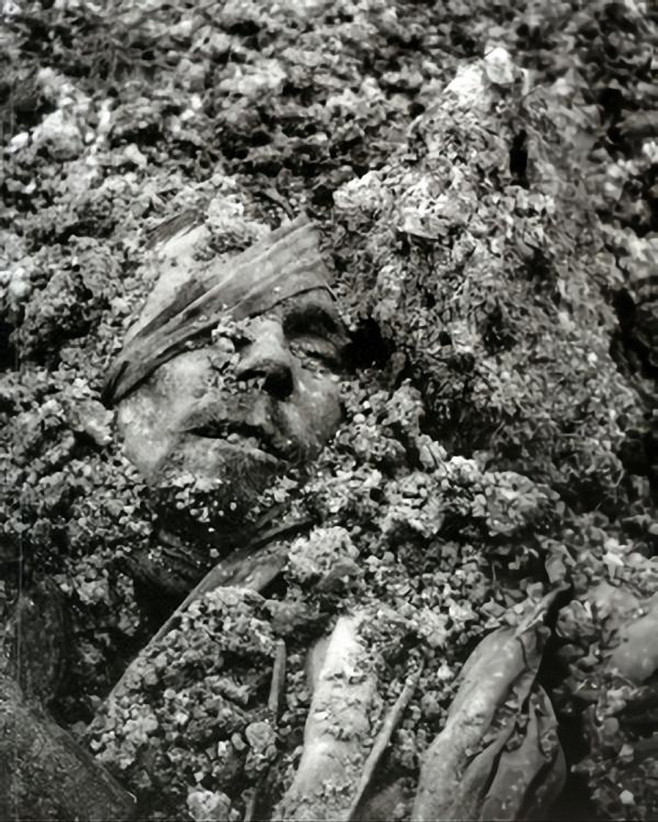 凡尔登战役中一名法国士兵的尸体,已经被炮弹炸起的砂石掩埋