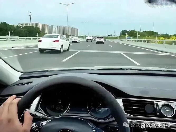 高速上开车,车速控制在什么范围更安全?老司机血泪总结