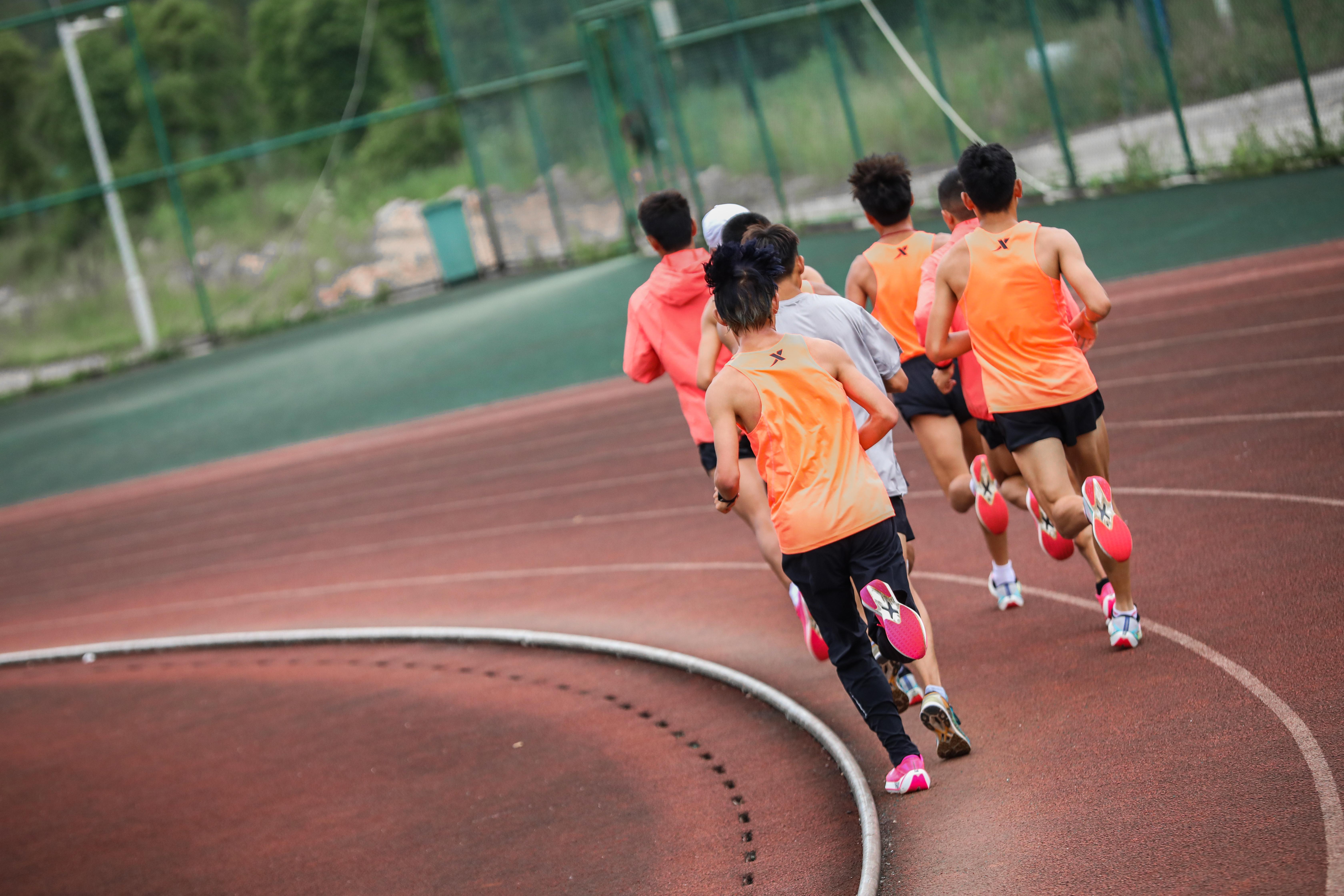 跑步机跑步和操场跑步哪个好