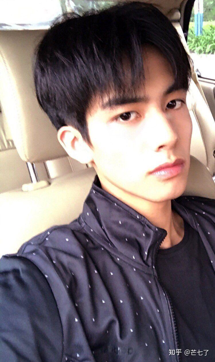 求一些宋威龙日常自然的照片鸭不要那种精修过的没有现实感的谢谢啦