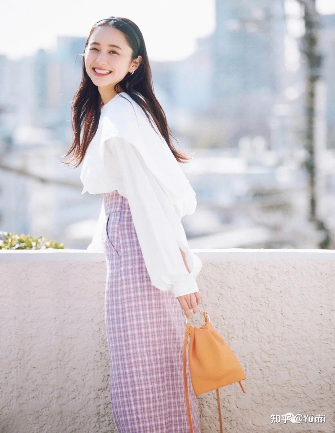 二十岁女生应该怎么穿衣服既低调又不俗气