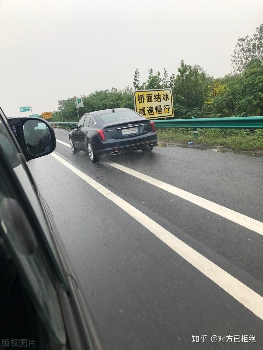 跑高速遇到暴雨可以靠边停车吗 遇到暴雨高速低于六十怎么办