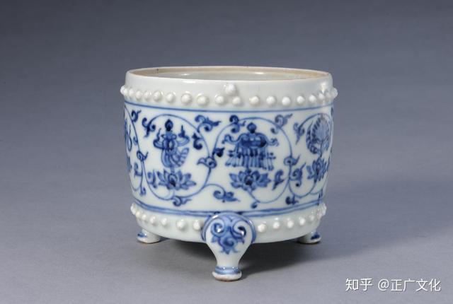 明・成化年製款・古陶磁器・青花纏枝蓮托八宝紋