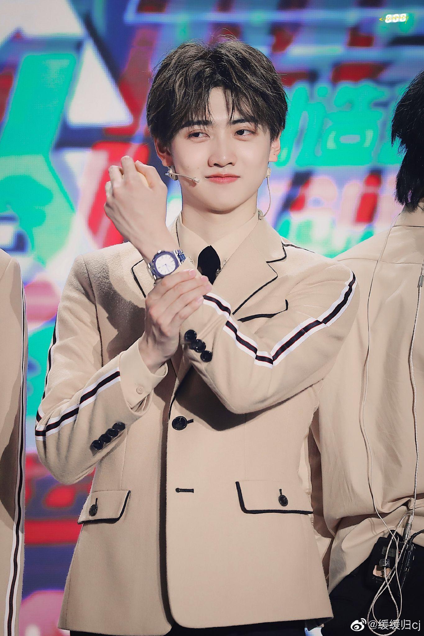 如何评价r1se成员焉栩嘉的颜? - 知乎