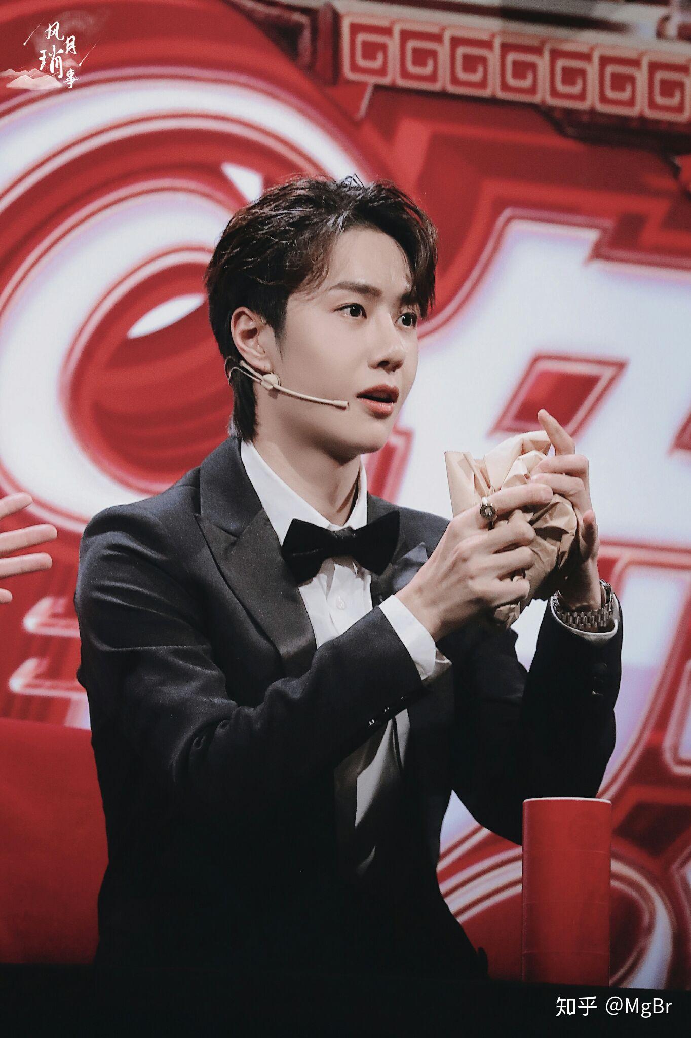 如何评价王一博在2020年湖南卫视春晚上的魔术表演