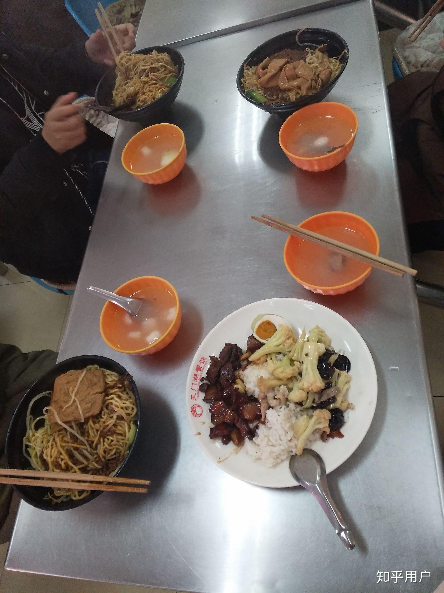 在安徽建筑大学里就餐是一种怎样的体验?有什么推荐的食堂和美食?