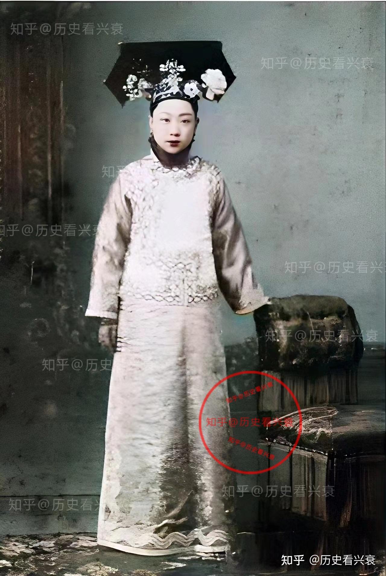 老照片：晚清格格王敏彤与孟小冬的合影，在重庆游玩的美国记者 - 知乎