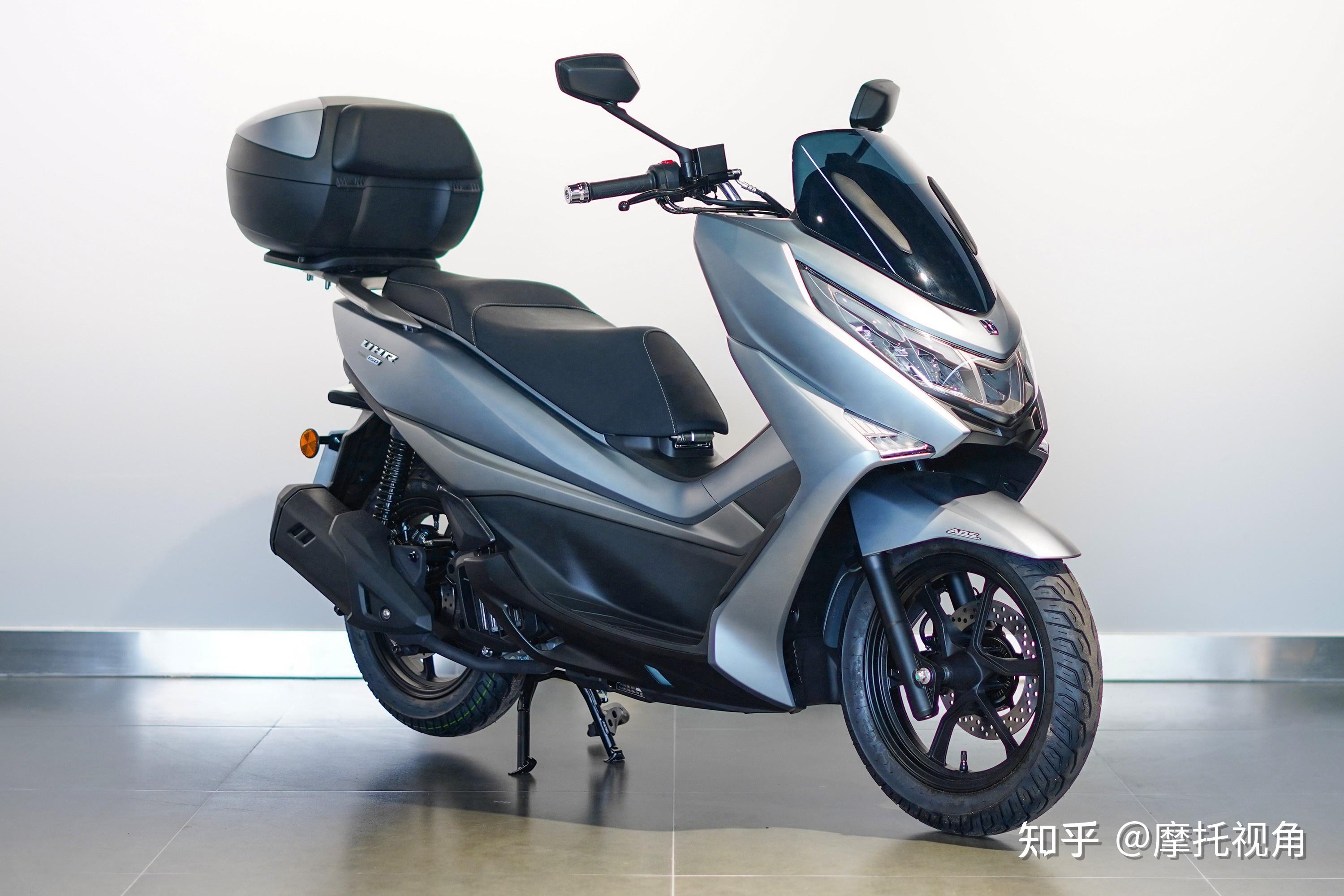摩托车小白,市区代步入门用春风250sr还是豪爵铃木gsx250r?