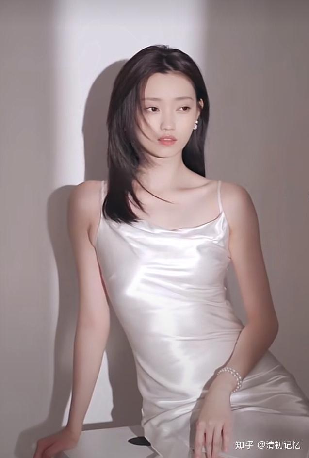 女生喜欢穿低胸装什么想法?露出半个胸? - 知乎