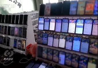 网络水军一人同时操作30部手机在直播间带节奏小法知时事