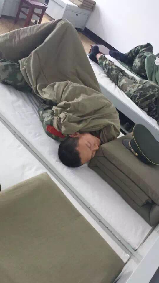 军人睡姿图片图片