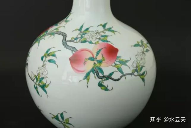 中国 大清乾隆年製銘 粉彩 花瓶 天球瓶 九桃図花瓶 中国粉彩九桃図天球瓶（裏印「乾隆年製」） - メルカリ