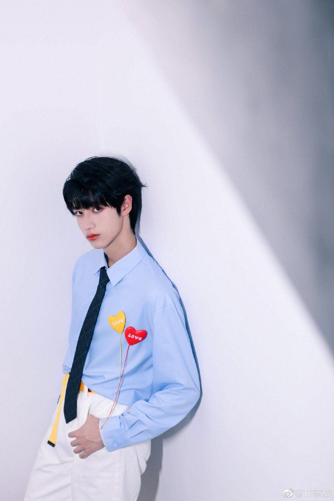 重庆七中的校草朱志鑫长得多好看