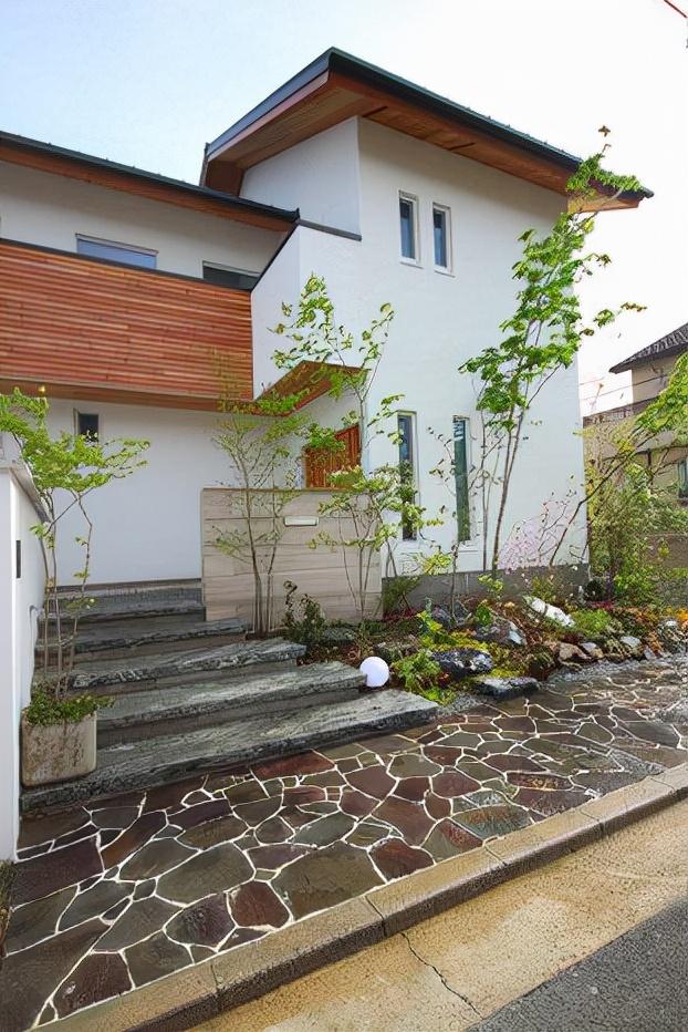 请问大家如何给自家的小院子铺地砖