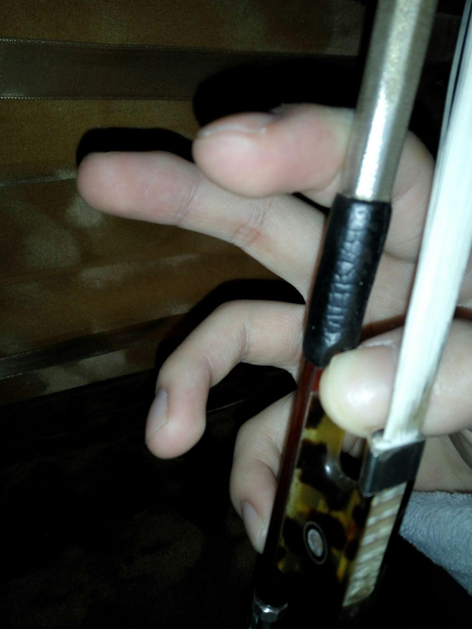 小提琴右手各手指应该放在弓杆的具体什么地方