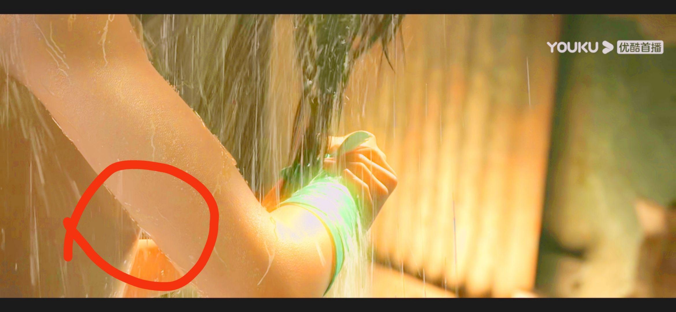 白蛇2青蛇劫起里面小青在洗澡时是不是露点了?可能是我看错了,求正解?