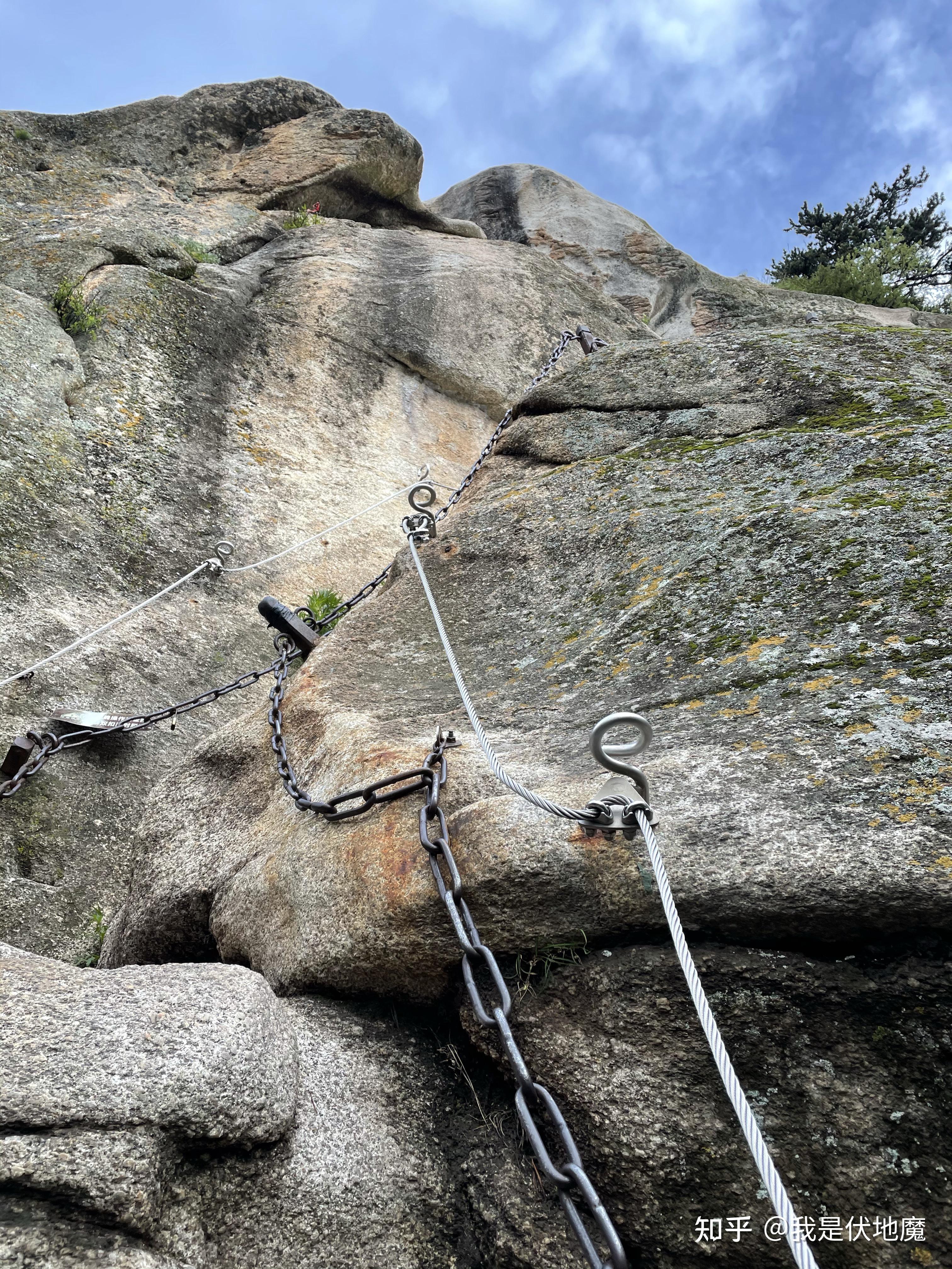 看别人发的视频,长空栈道和鹞子翻身很多都是要踩着石窝上下的?
