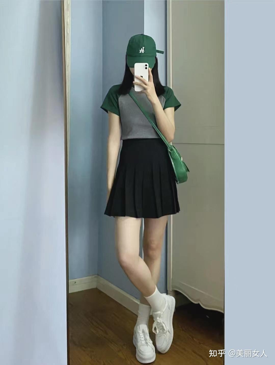 夏天粉色短款百褶裙上衣应该配什么颜色或者怎么搭配呢99ω07