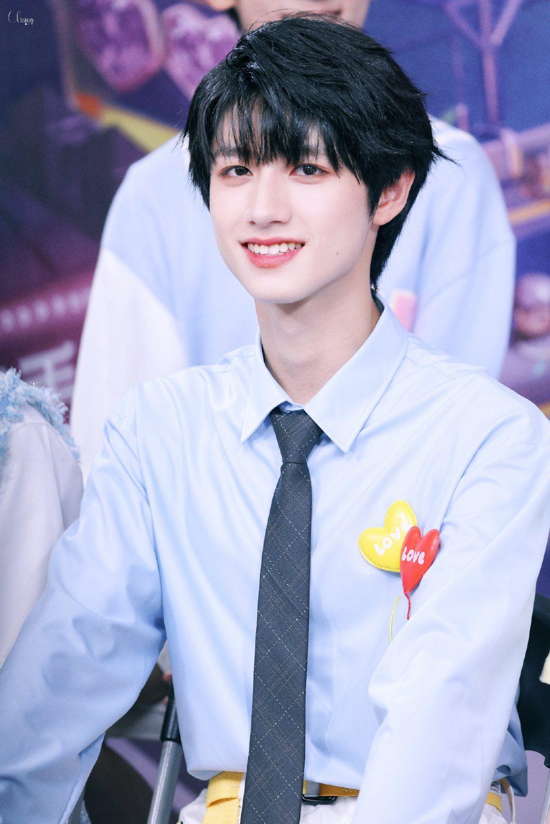 重庆七中的校草朱志鑫长得多好看