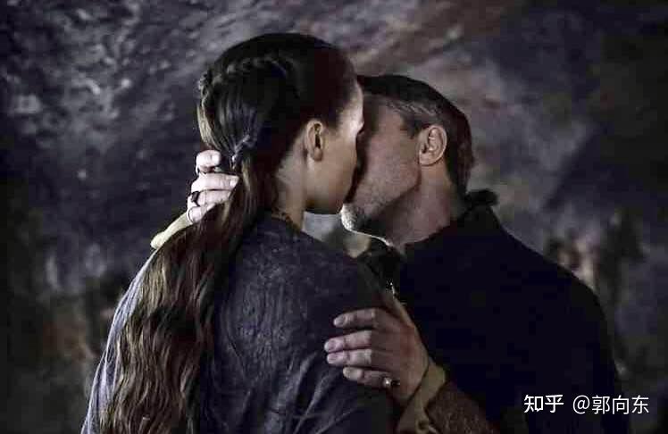 冰与火之歌,为什么说从小指头总喜欢对珊莎·史塔克搂搂抱抱这个行为