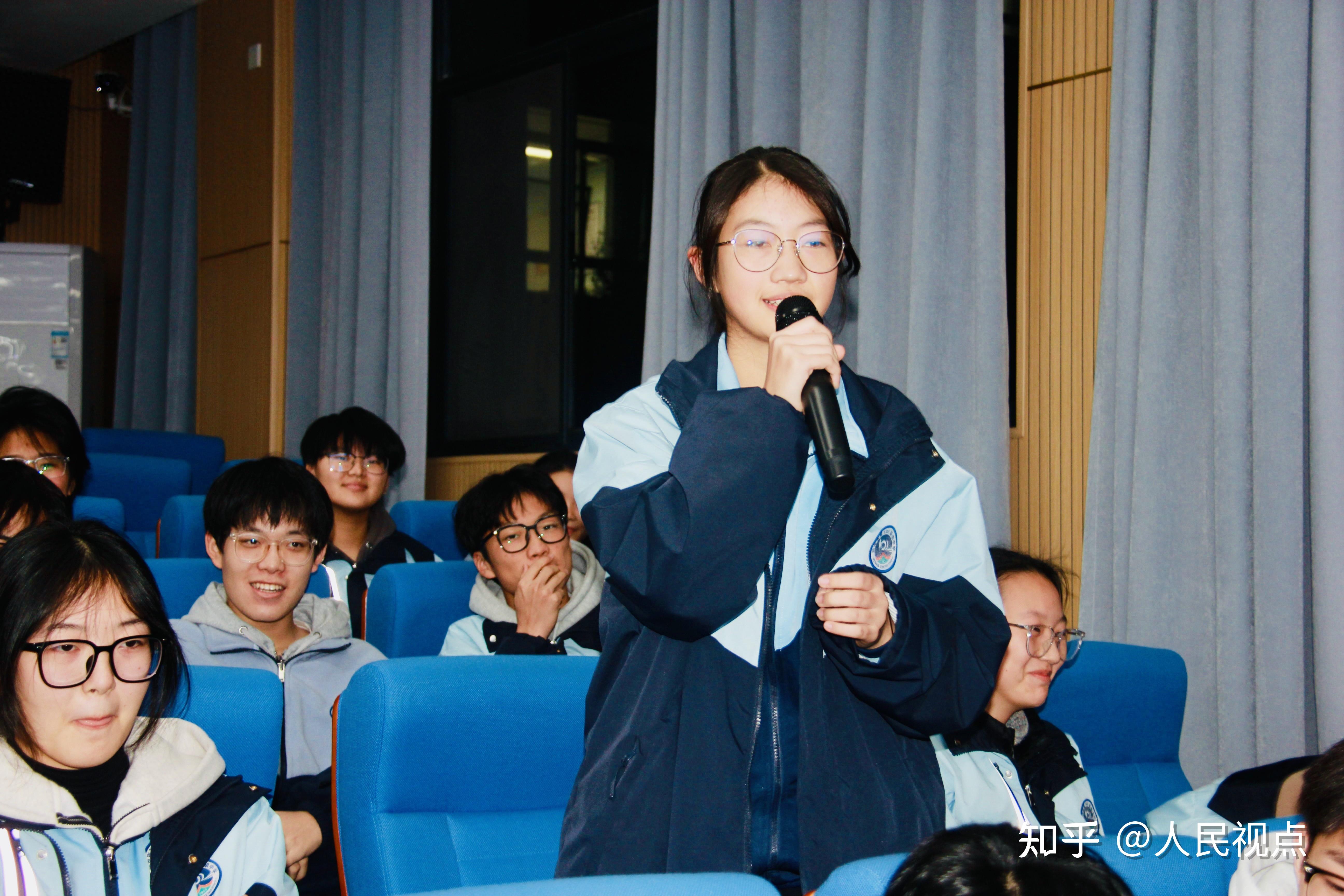 郑州交警三支队走进郑州市第102高级中学开展交通安全知识讲座