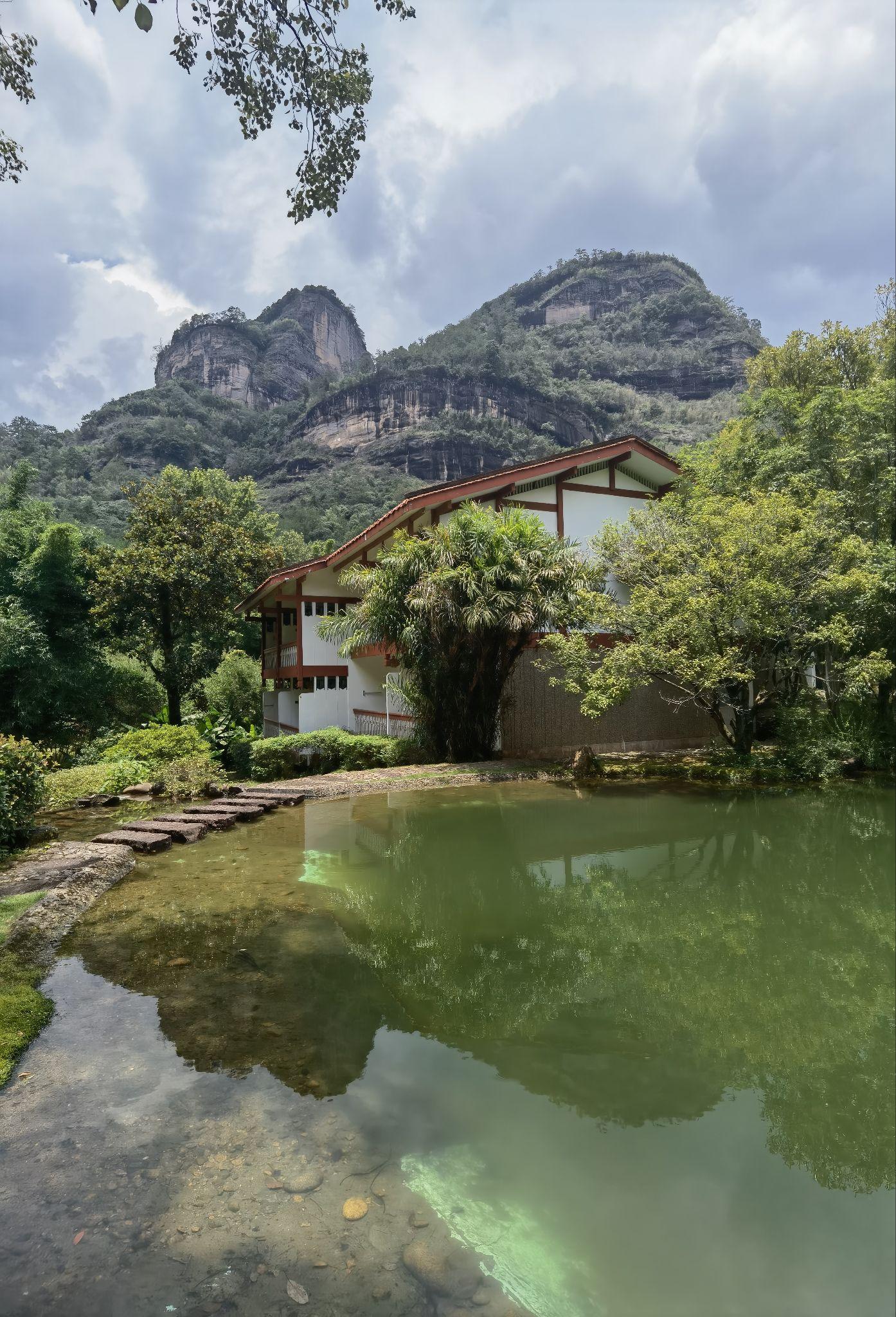 武夷山庄的地理位置极为优越,就在景区内,大王峰下,酒店建筑和园林