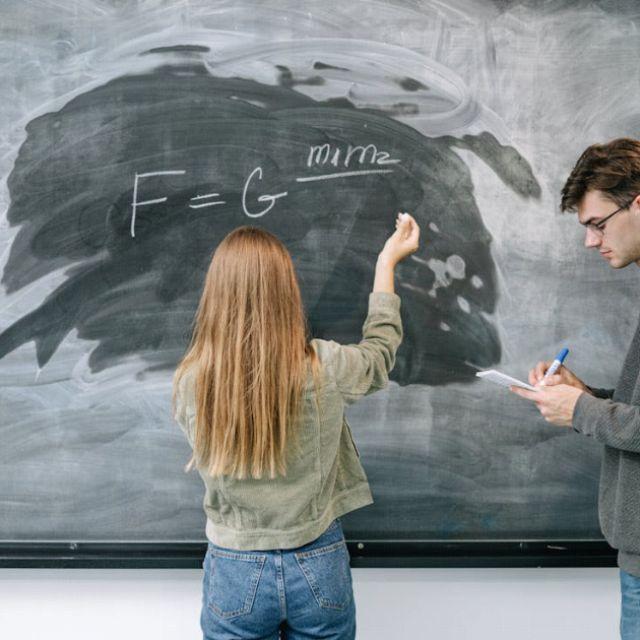 既有 F=ma，又有F=kx，那么物理公式到底要求等号左边是因还是果？
