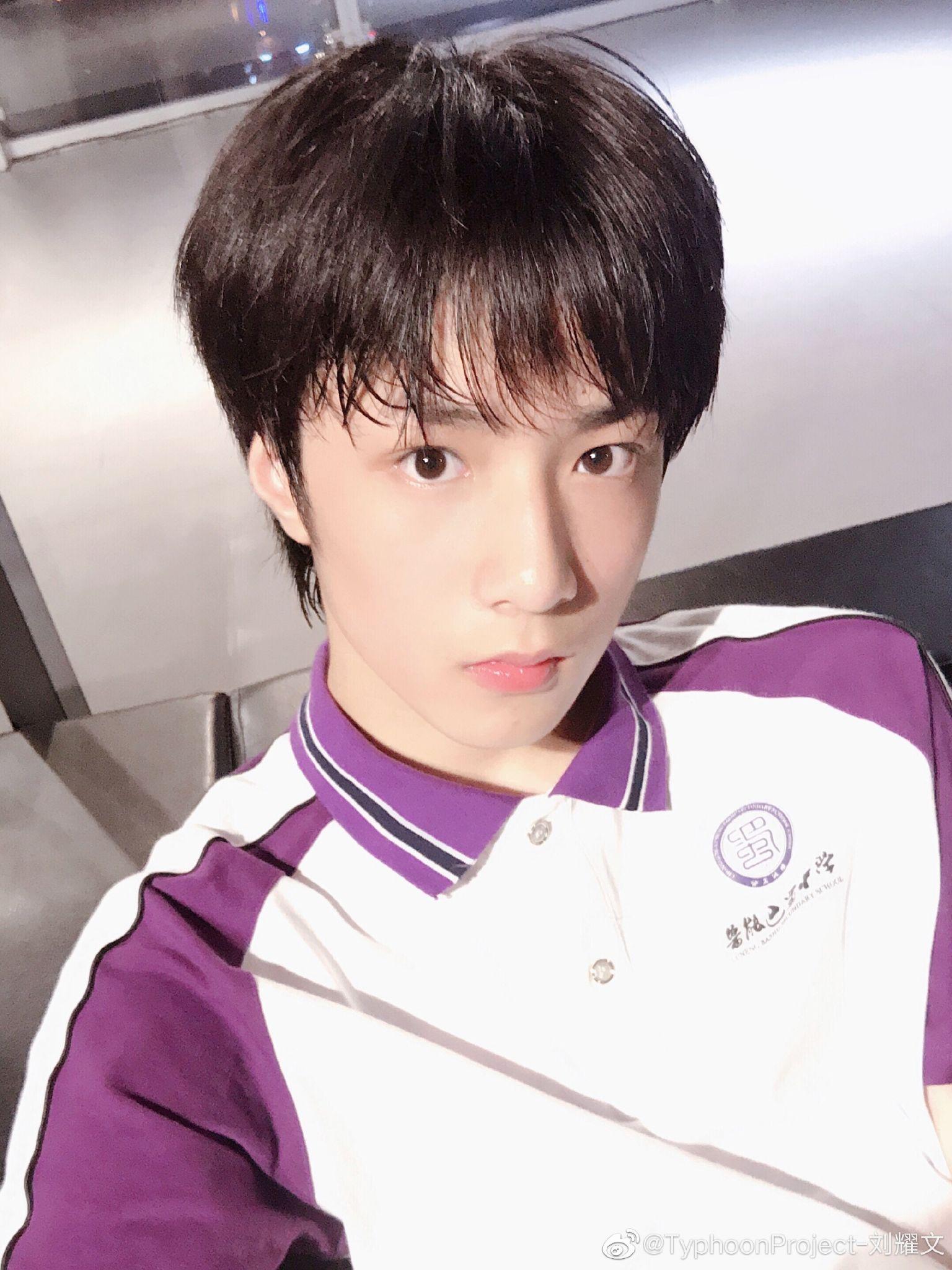 刘耀文在学校是什么样的啊? - 知乎