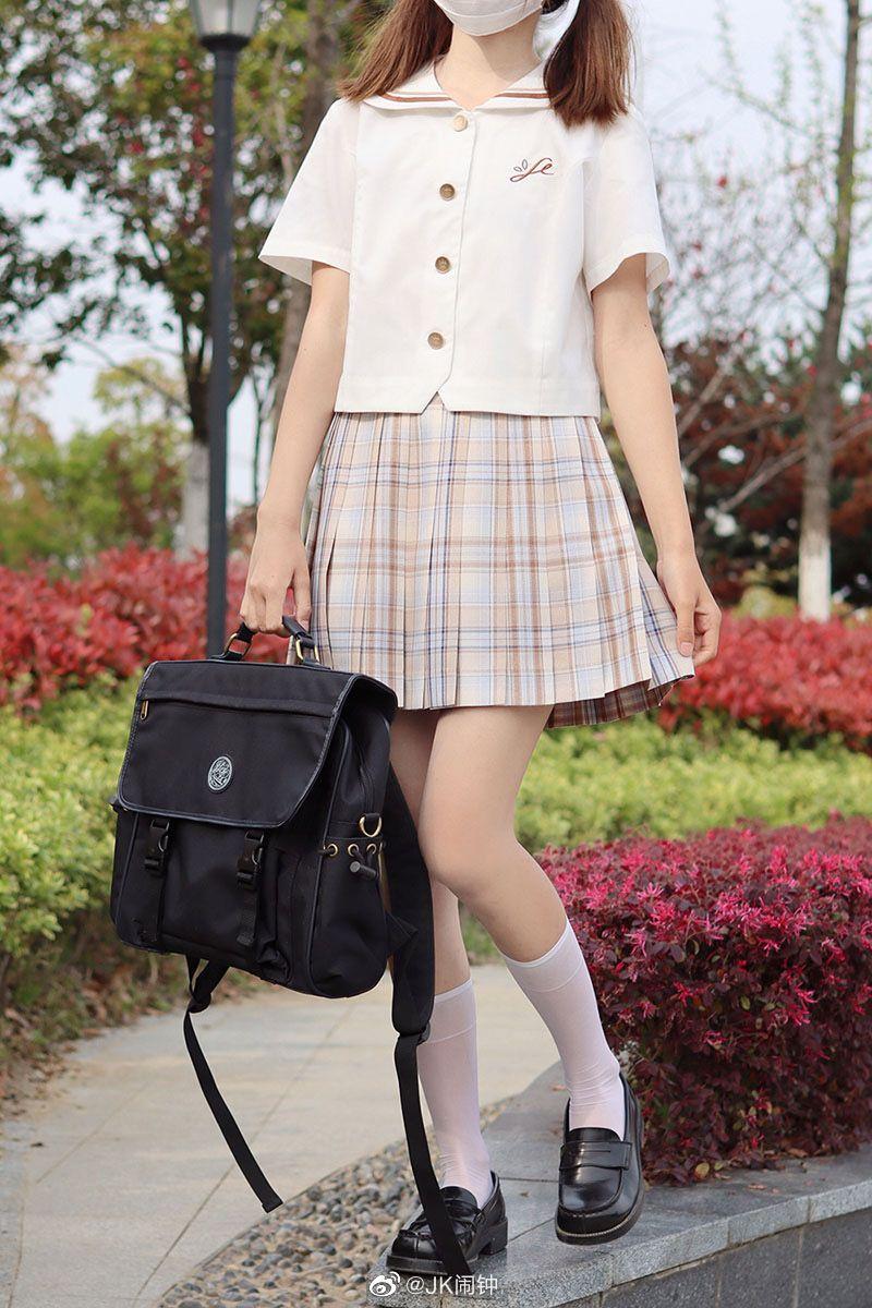 为什么拍lo娘jk拍照都是内八字脚朱一旦亲戚