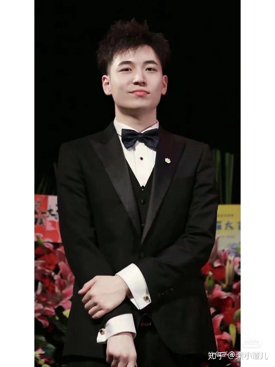 德云社的角儿们穿戏服好看吗西装呢