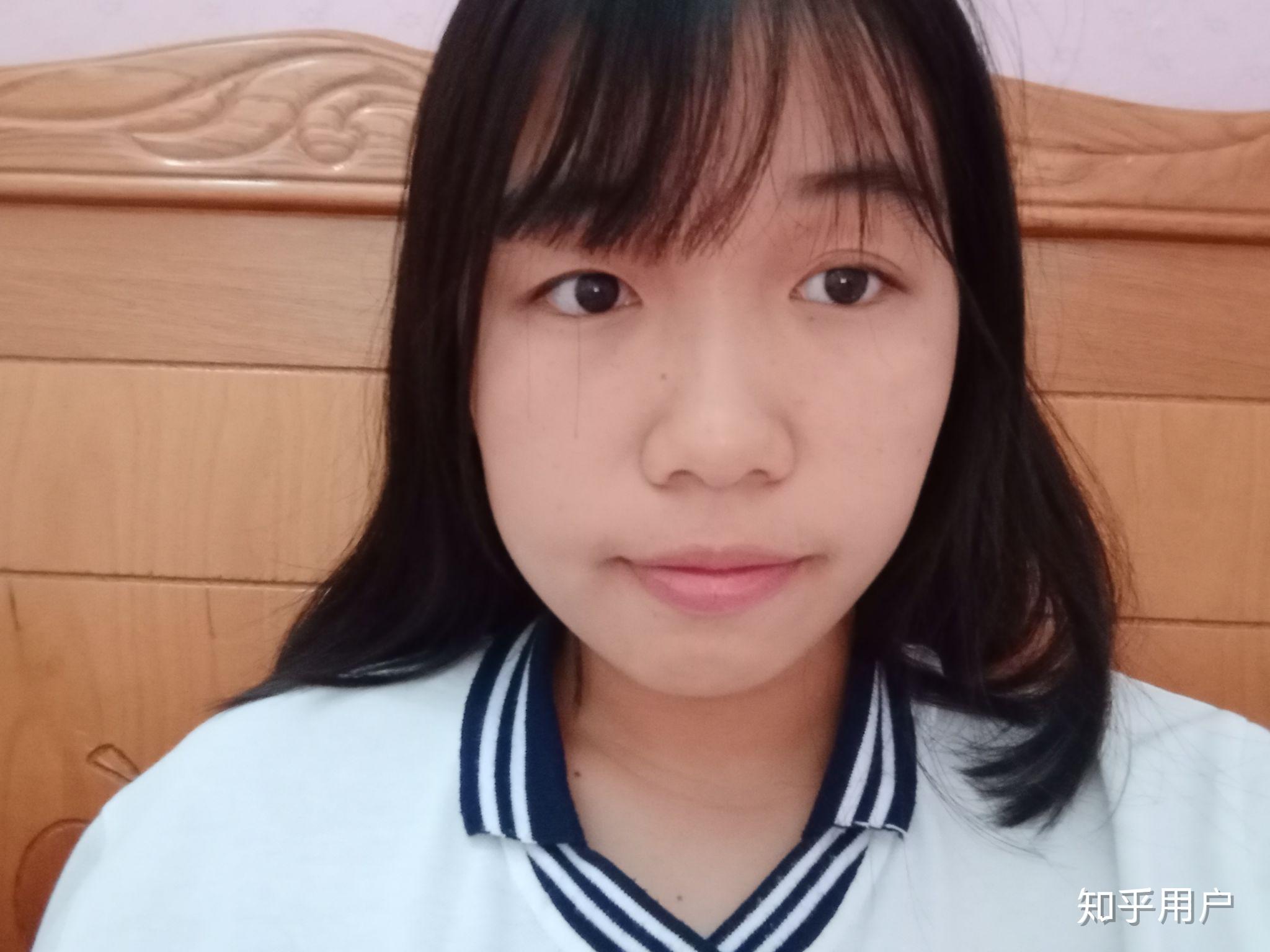 有没有那种单眼皮小眼睛塌鼻梁厚嘴唇但还挺好看的女生