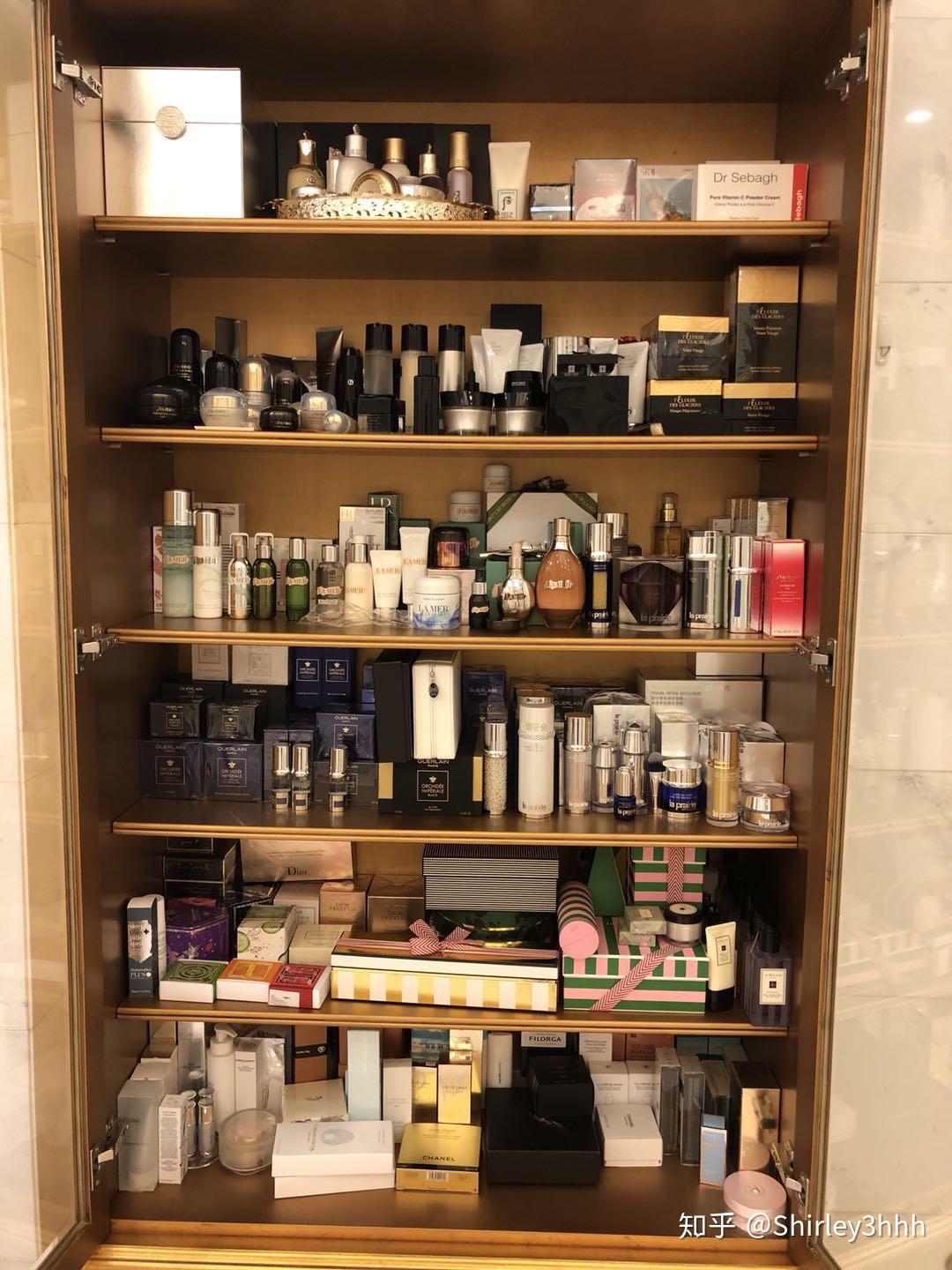 女生拥有摆满化妆台的大牌护肤品是种怎样的体验