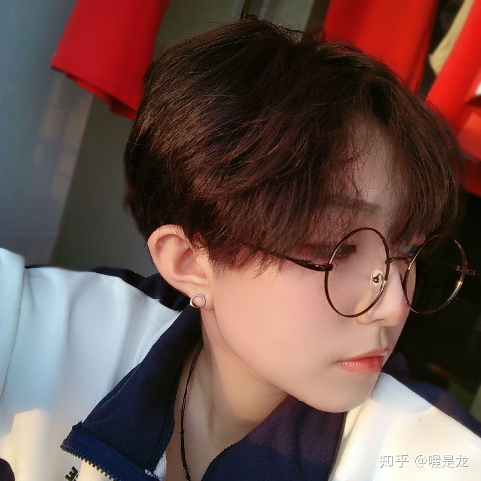 单眼皮小眼睛戴眼镜的女生剪短发是种什么体验